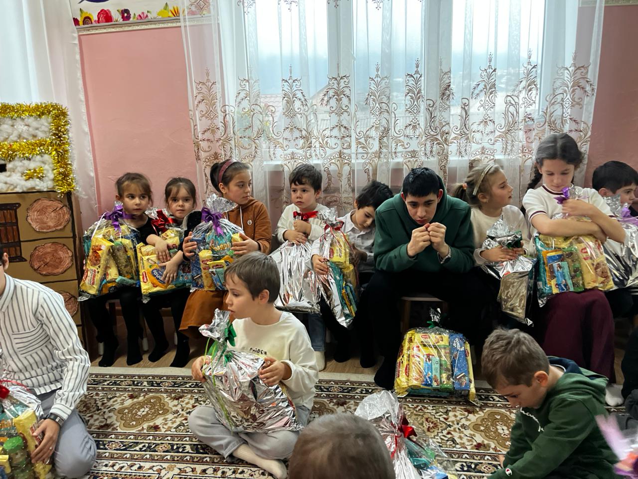 В рамках акции «День добра» в Центр для детей и подростков в Казбековском районе доставили подарки от сенатора Сулеймана Керимова